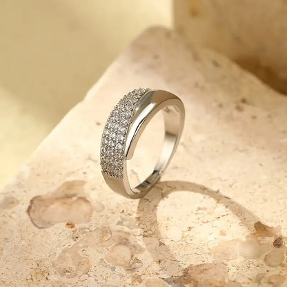 Anillo bañado en oro con piedras brillantes