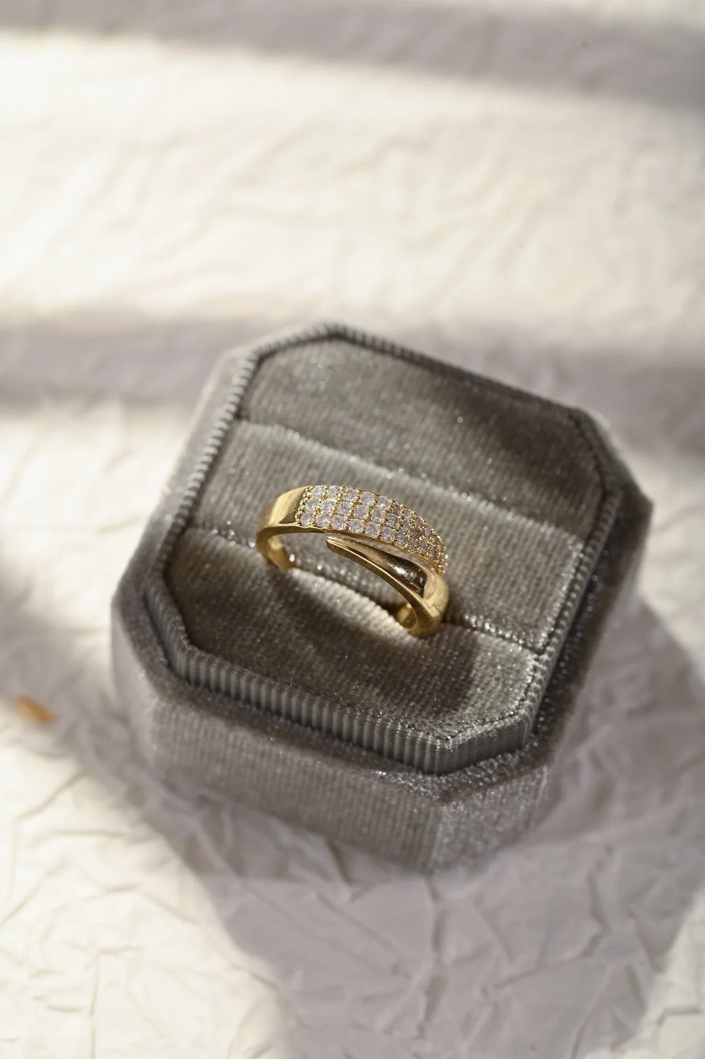 Anillo bañado en oro con piedras brillantes
