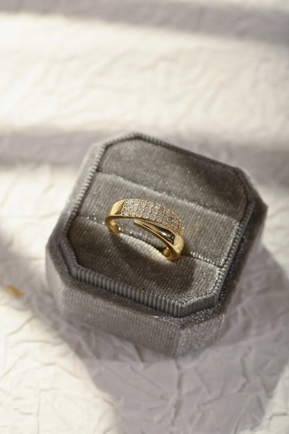 Anillo bañado en oro con piedras brillantes